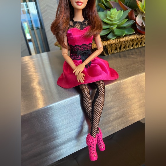 New Barbie Teresa Articulated Doll - Picture 12 of 14